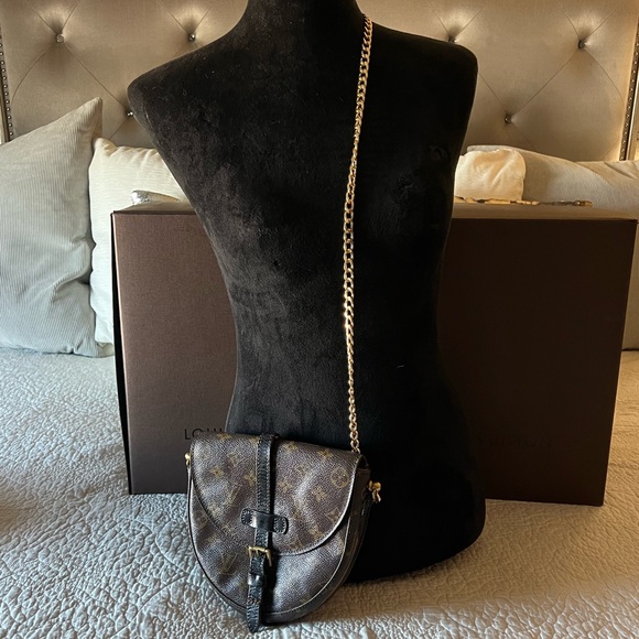 Louis Vuitton - Picture 1 of 15